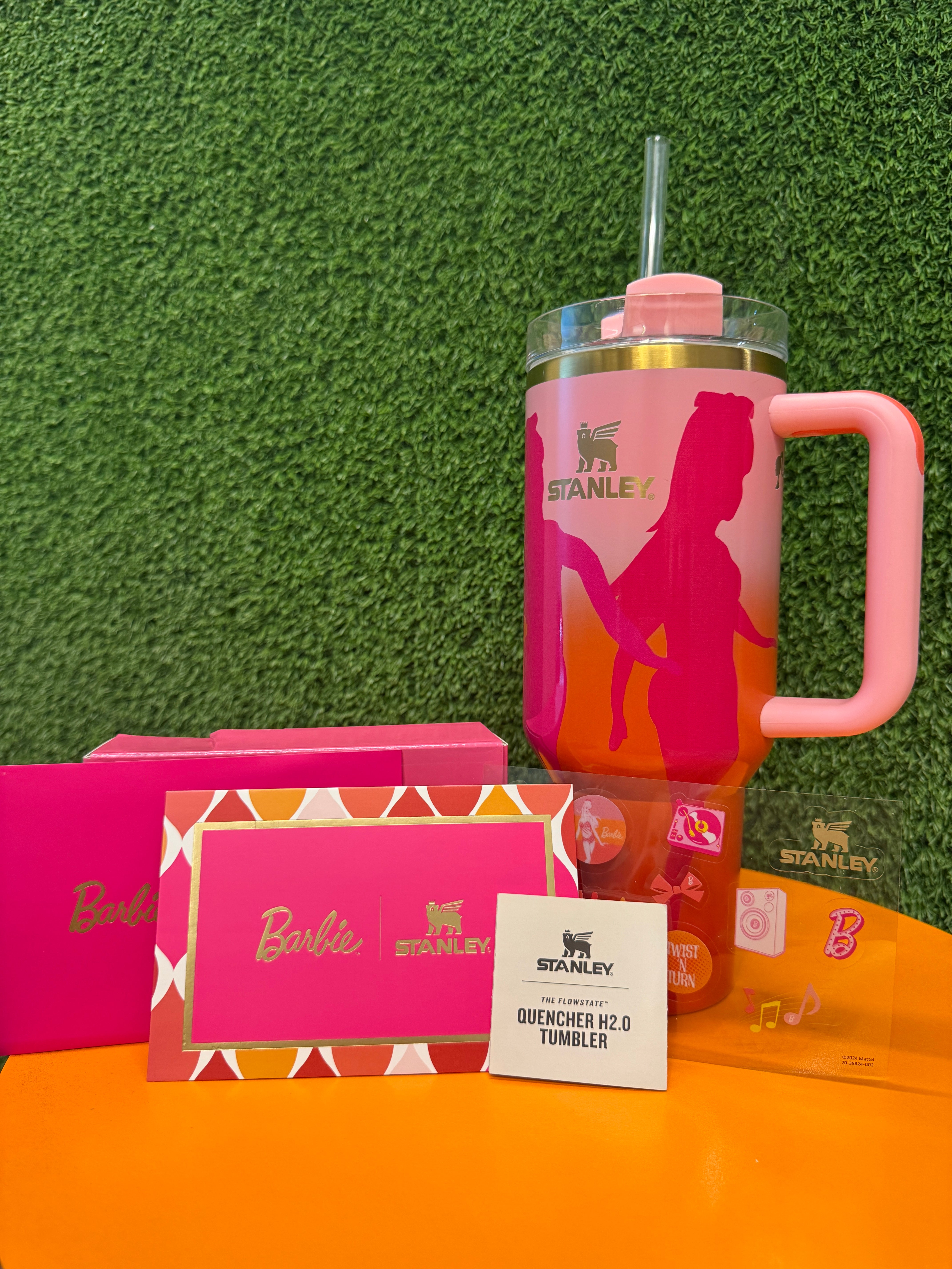 The Stanley x Barbie Quencher H2.0 | 40 OZ | Barbie™ 60’s Twist n Turn | Limited Edition