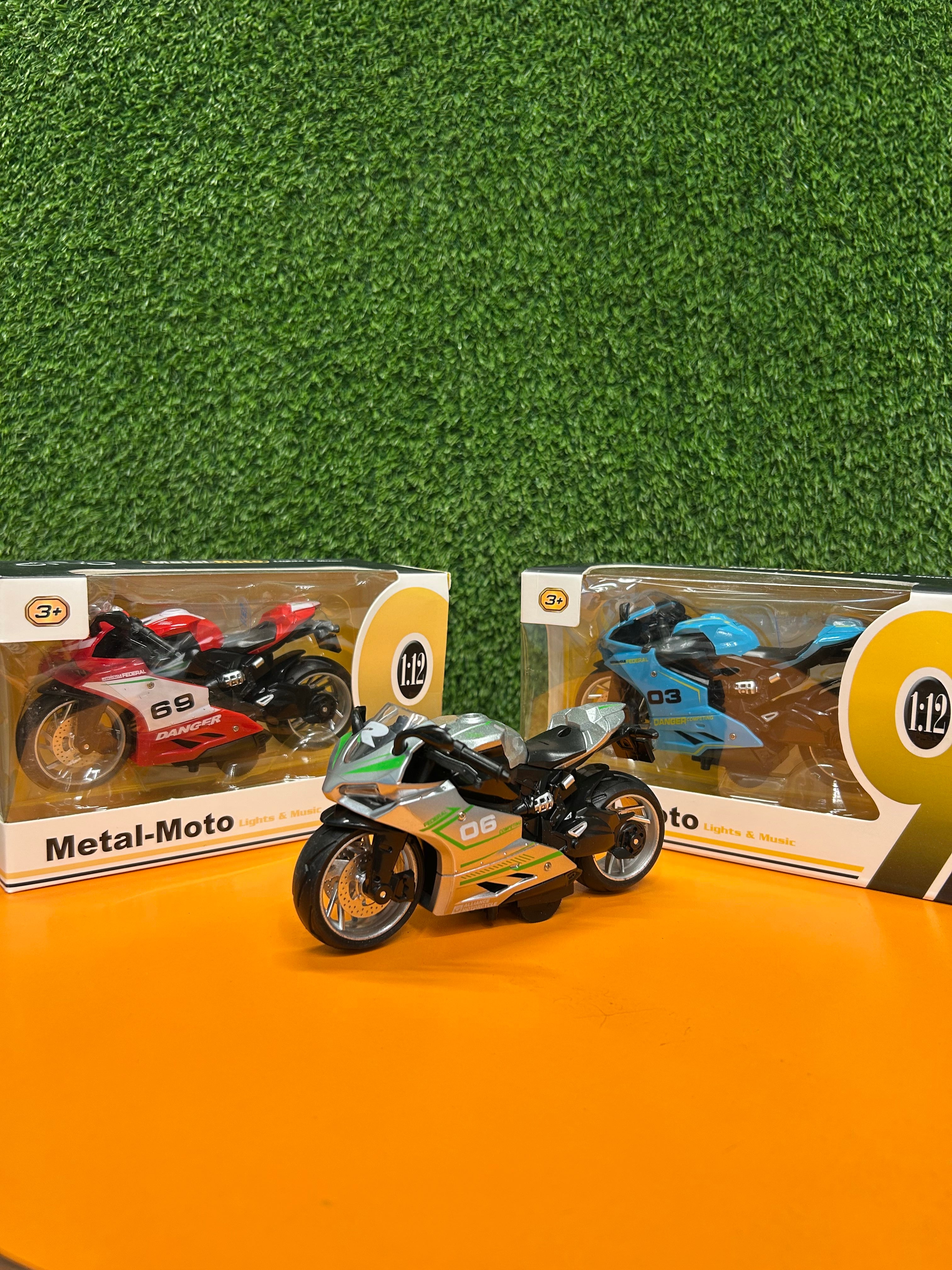 1:12 scale Heavybike Pull Back Toy with Music, Lights and Rubber tires | Ducati Panigale V4 S Corse