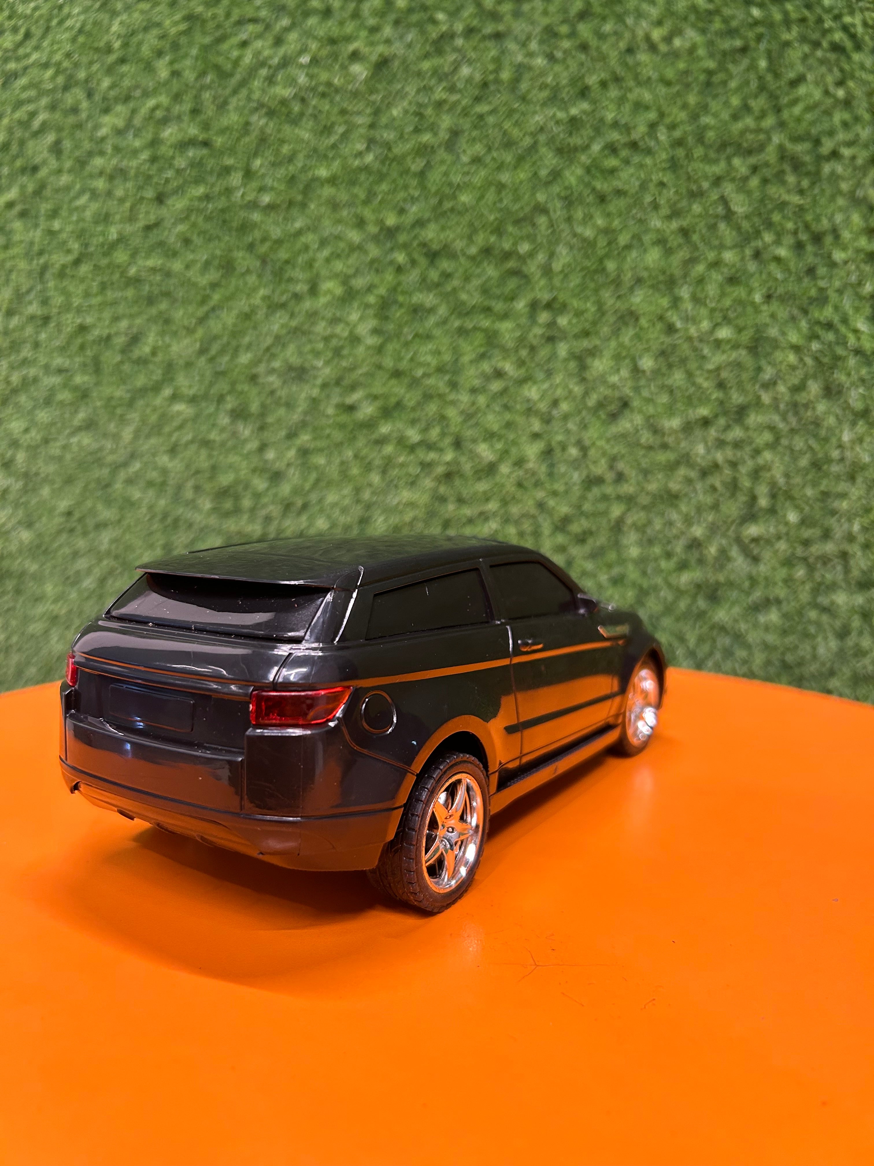 1:24 scale 4WD Remote Control SUV with Lights and Rubber Tires | Range Rover